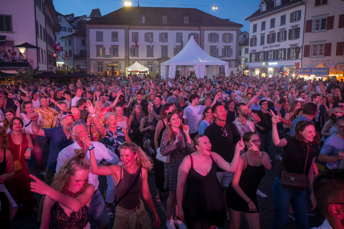 Auf dem Fischmarktplatz tanzte und feierte das Publikum mit den auftretenden Bands. Eine tanzende Menge.